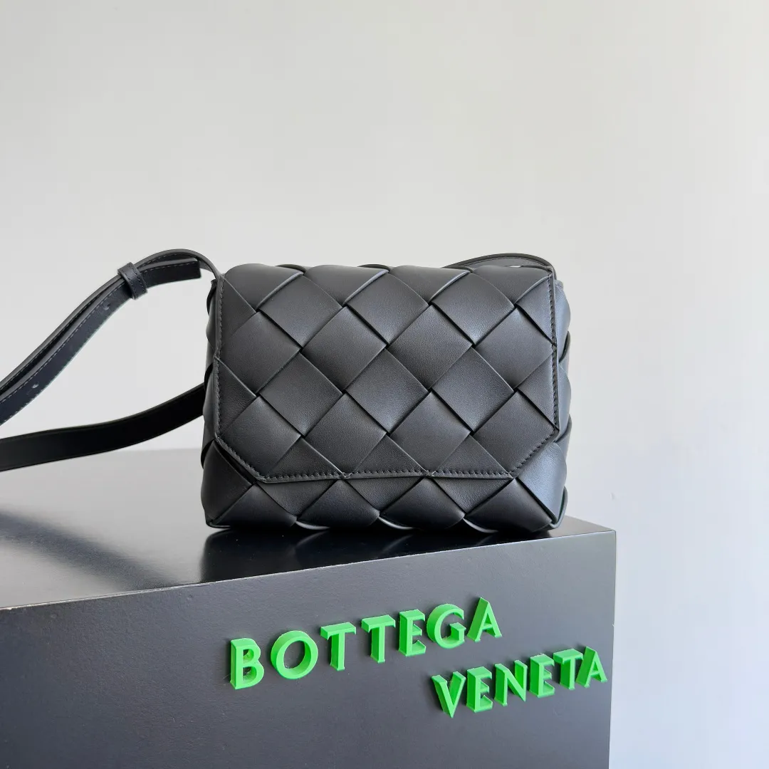 Batch 1860 BOTTEGA VENETA new Diago crossbody bag The diagonally built dynamic silhouette shows unique ingenuity. As a member of the B family's early autumn series, it uses the highest quality calfskin. The entire bag is softer, thicker and heavier, and durable. It is equipped with an adjustable strap. The texture of the 3cm wide leather strap is very similar to the litchi pattern. It is slightly stiffer than the litchi pattern. It is low-key, luxurious and full of connotation. It is refreshing and comfortable to match the upper body. Hu Yitian was also successfully captured by it. Style number: 795637 Size: 22.5*16.5*5.5cm